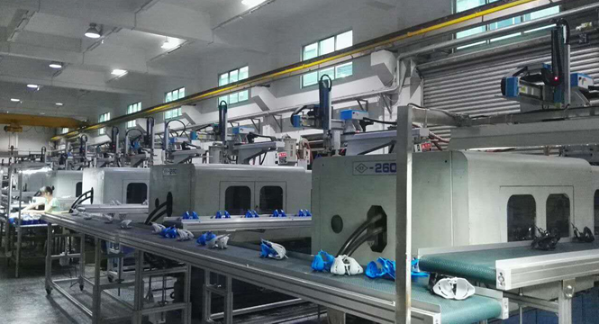東莞某五金公司沖壓車(chē)間使用自動(dòng)化機(jī)械手